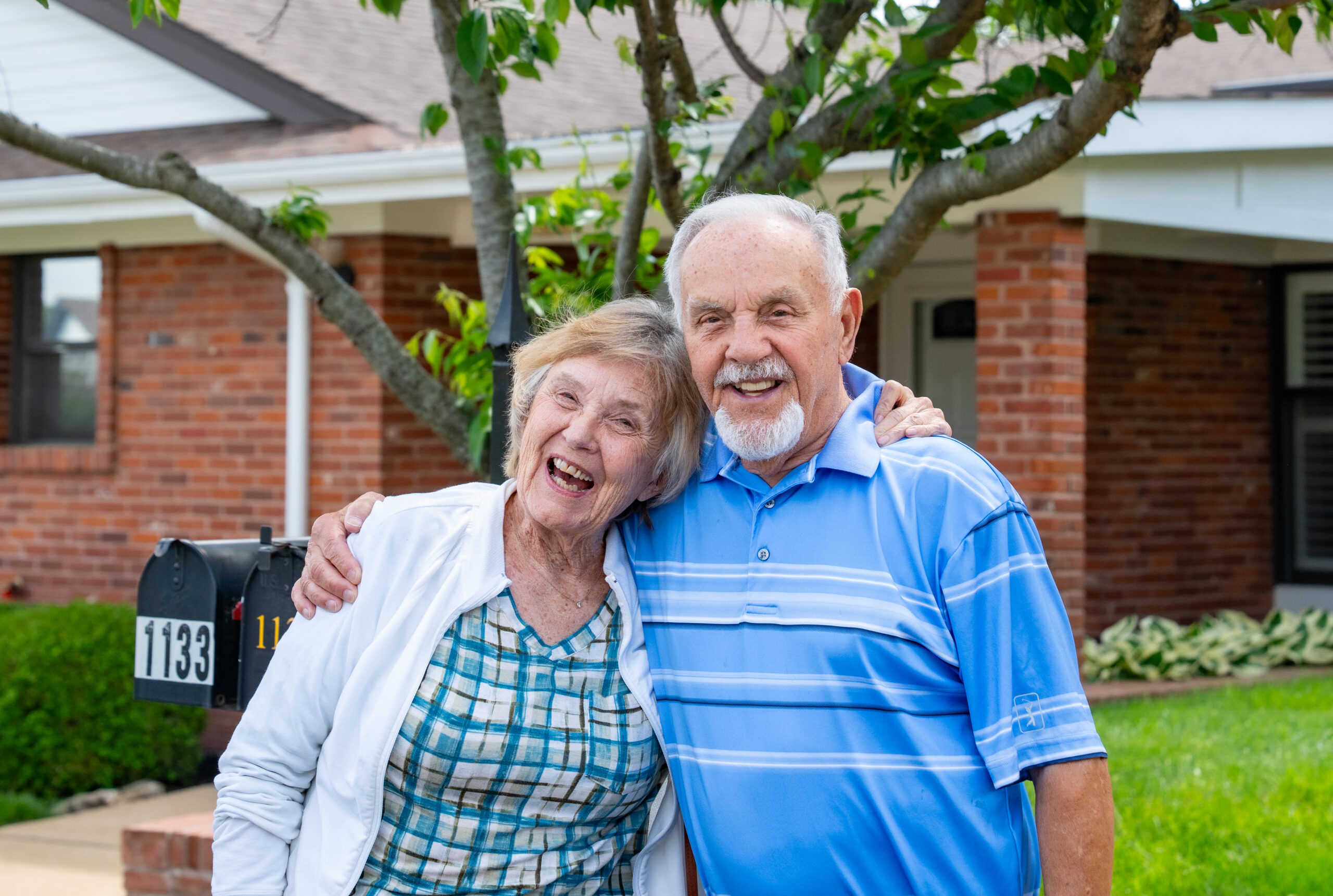 Private Duty Caregiver vs. Residential Senior Living: Which Is the Better Fit for St. Louis Families? 1 Mari de Villa residents smiling together outdoors.