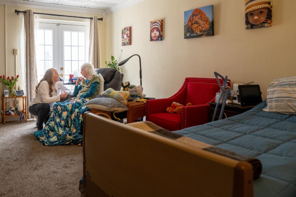 How to Choose the Best Memory Care Facility Near You: A Guide for St. Louis Families 2 Adult daughter sitting with her senior mother, discussing memory care options at home